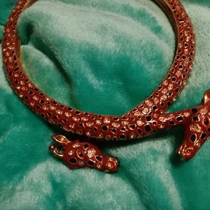 Samba hinge giraffe choker